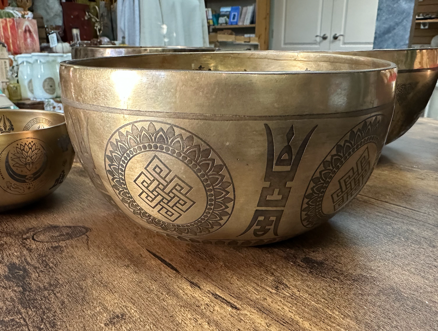 7-8" Tibetan Singing Bowl – Sacred Mantra Design 1000g