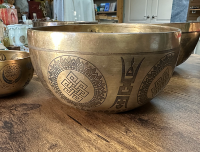 7-8" Tibetan Singing Bowl – Sacred Mantra Design 1000g