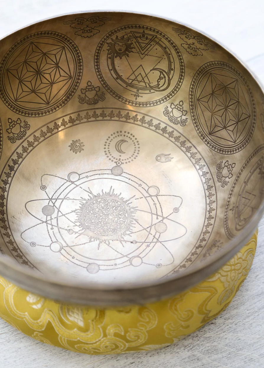 7-Inch Tibetan Singing Bowl – Sacred Mantra Design 1000g